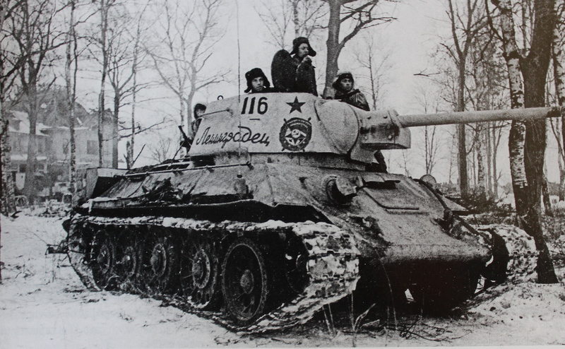 snow, photo, outdoors, nature, land vehicle, army soldier, battle, cold temperature, armored tank, Leningrad, people, mode of transportation, conflict