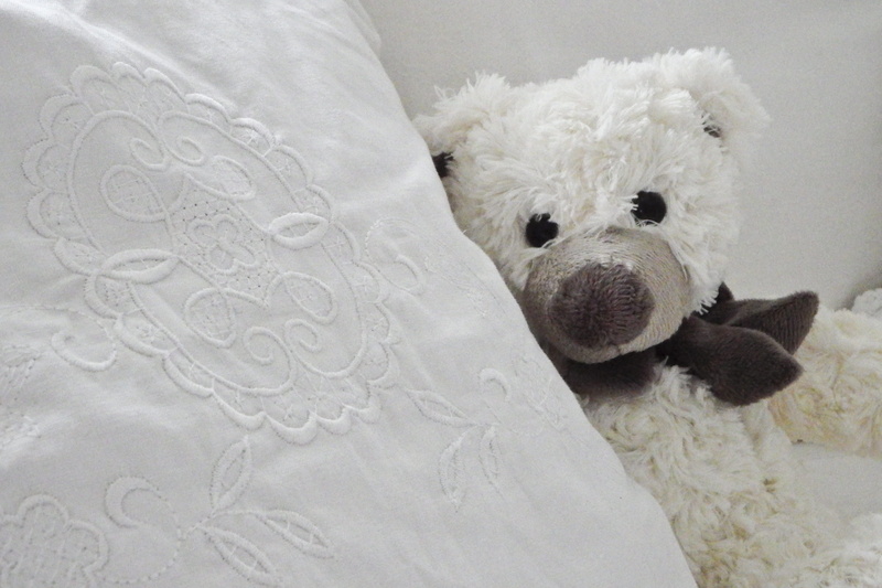 play, textile, mammal, representation, bed, bear, one animal, teddy, soft toy, cute, floral pattern, winter, childhood, home interior, animal representation