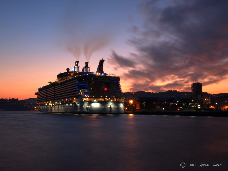 river, 4K, built structure, Oasis of the Seas, building, no people, architecture, outdoors, building exterior, sky, office building exterior, reflection