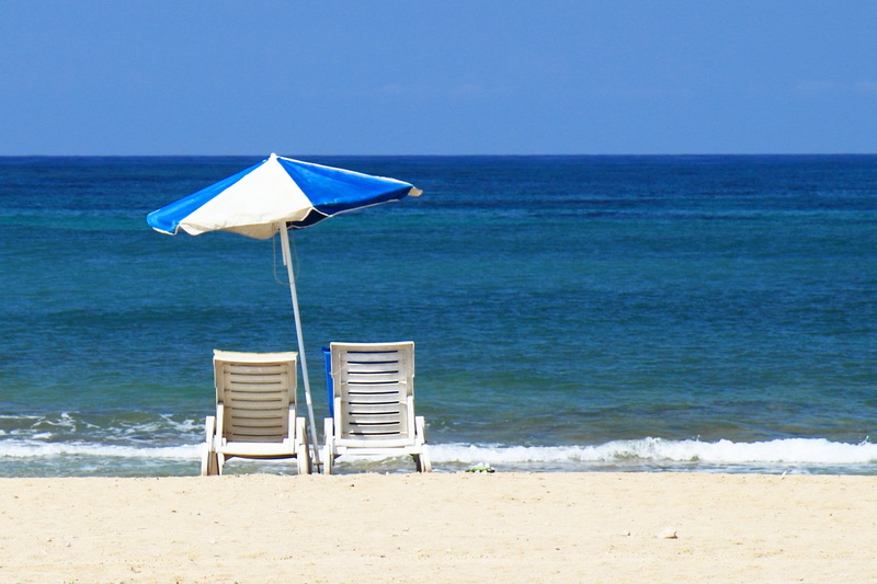 white, tranquil scene, umbrella, clouds, outdoors, summer, near, sun, horizon over water, beauty in nature, land, relaxation, sand, vacation, sea, bed