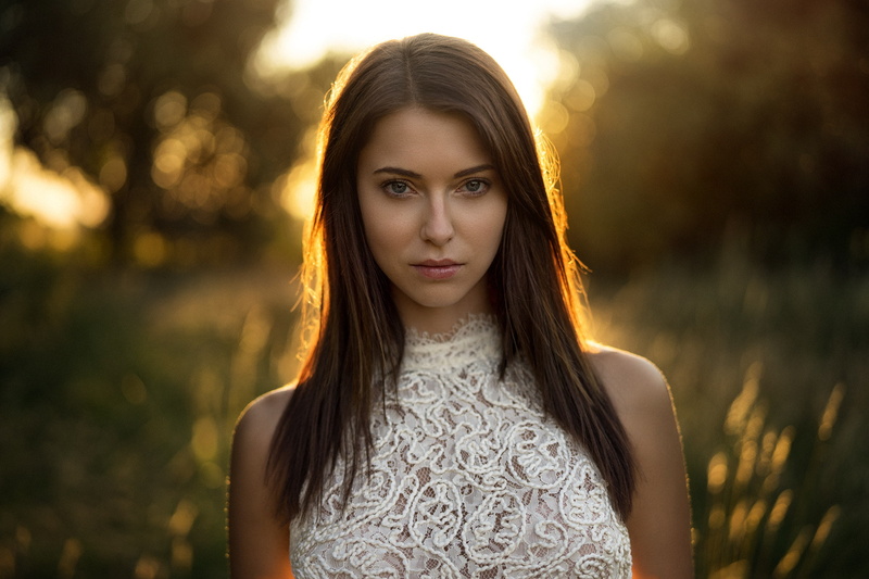 standing, white tops, hair, casual clothing, Martin Kühn, young adult, sunlight, portrait, focus on foreground, young women, Laura Franziska, long hair