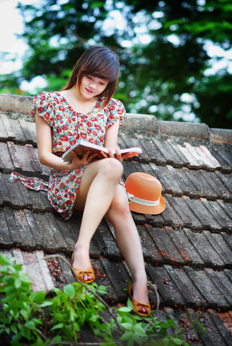 day, girl, book, beautiful, trees, read, hairstyle, black, woman, blur, student, girls, cheerful, smiling, study, bench, reading, hat, roof, lifestyles