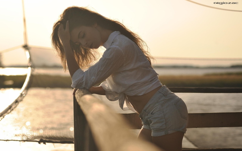 hairstyle, sunlight, outdoors, sea, one person, side view, sunset, real people, three quarter length, women outdoors, 1080P, lifestyles, railing, long hair