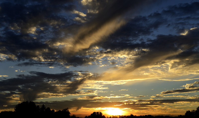 scenics - nature, streaming, low angle view, outdoors, sunbeam, Giovanni Zacche, no people, beauty in nature, sunlight, clouds, 1080P, dramatic sky, sky