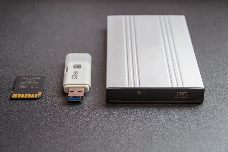 furniture, usb cable, no people, usb, still life, gadgets, sd, power, gray, remote control, surface, computer equipment, modern, flash, 4K, wireless technology