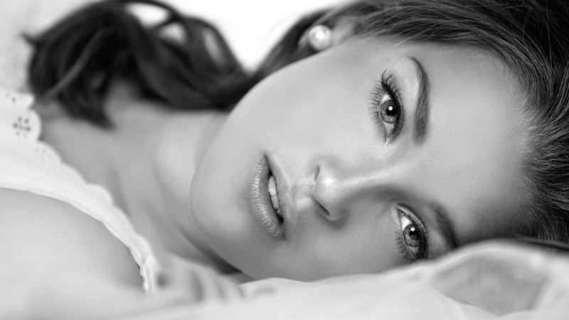 mouth, viewer, back, depth of field, long, clothing, open mouth, monochrome, white, 1080P, lying, long hair, depth, white clothing, hair, women, looking at viewer