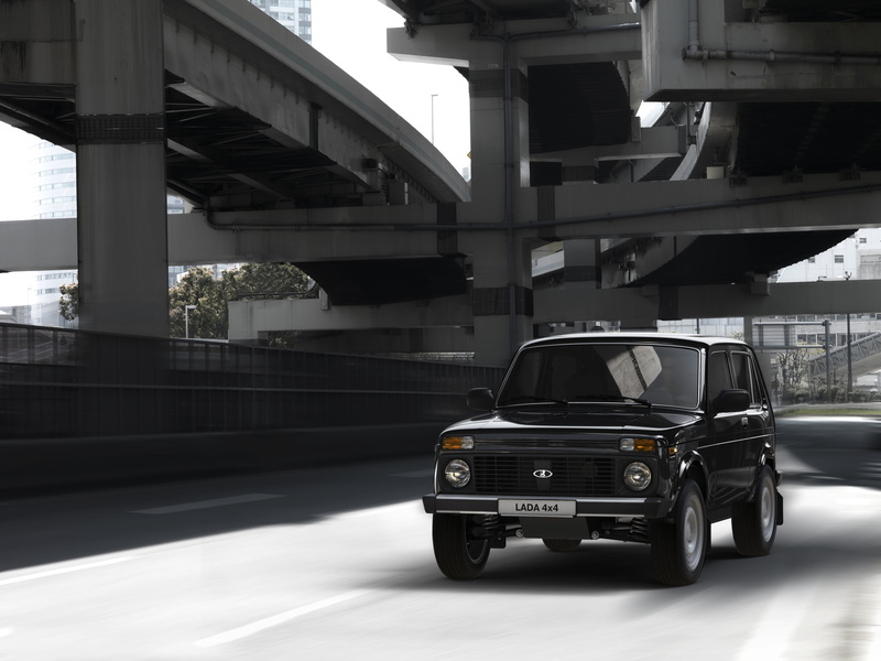 car, outdoors, land vehicle, sunlight, bridge, building, waiting, 5K, city, building exterior, shadow, mode of transportation, black, bridge - man made structure