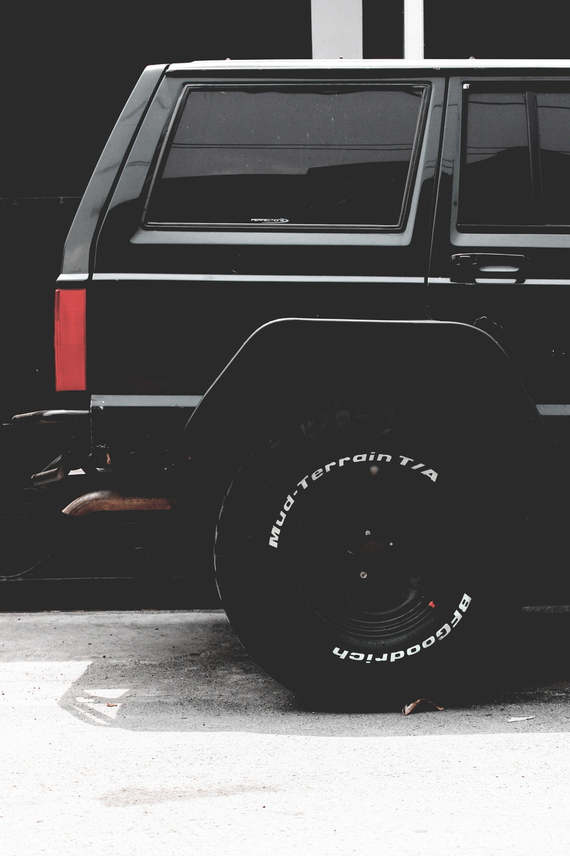 luxury, vintage car, tire, mechanic, garage, suv, day, close-up, retro styled, cherokee, 4K, jeep, transportation, canon, xj, 4x4, metal, no people, headlight