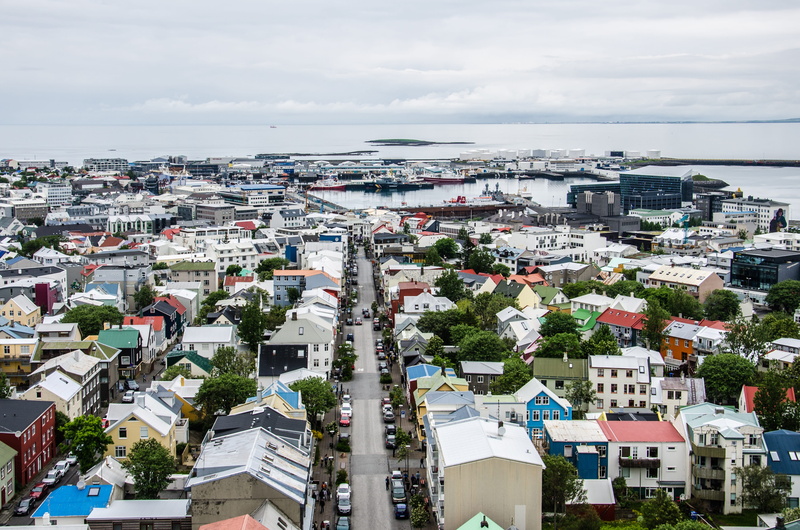 townscape, crowded, water, building exterior, residential district, day, built Structure, cityscape, exterior, outdoors, ocean, horizon over water, sea