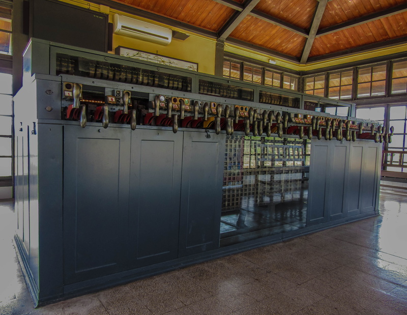 technology, ceiling, indoors, in, lifestyles, 4K, men, real people, industry, controls rail, railway, day, group, large group of objects, train, leisure activity