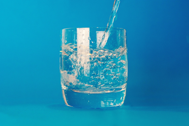 studio shot, soda, refreshment, drinking glass, drink, non-alcoholic beverage, drinking straw, clear, colored background, cold temperature, carbonated