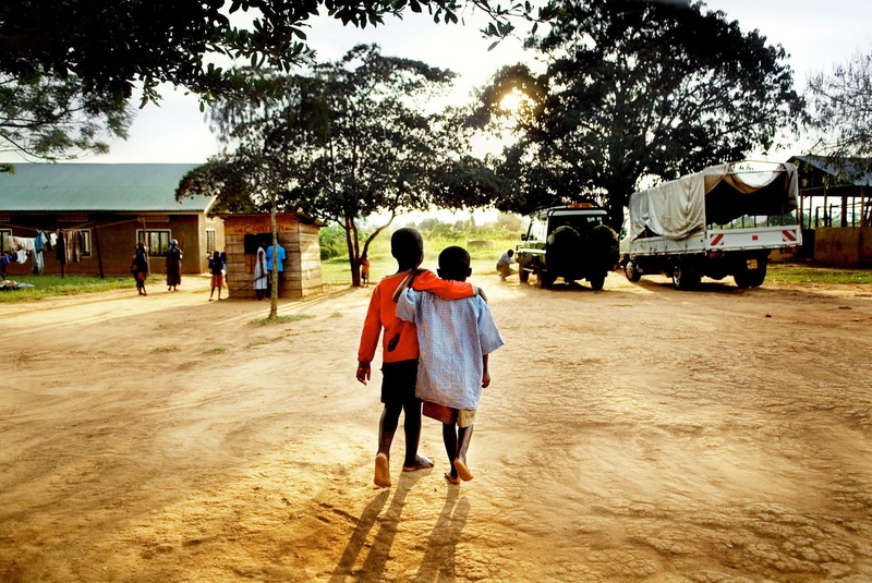 outdoors, 1080P, casual clothing, rear view, tree, people, men, walking, real people, trees, child, nature, group of people, children, Africa, women, land