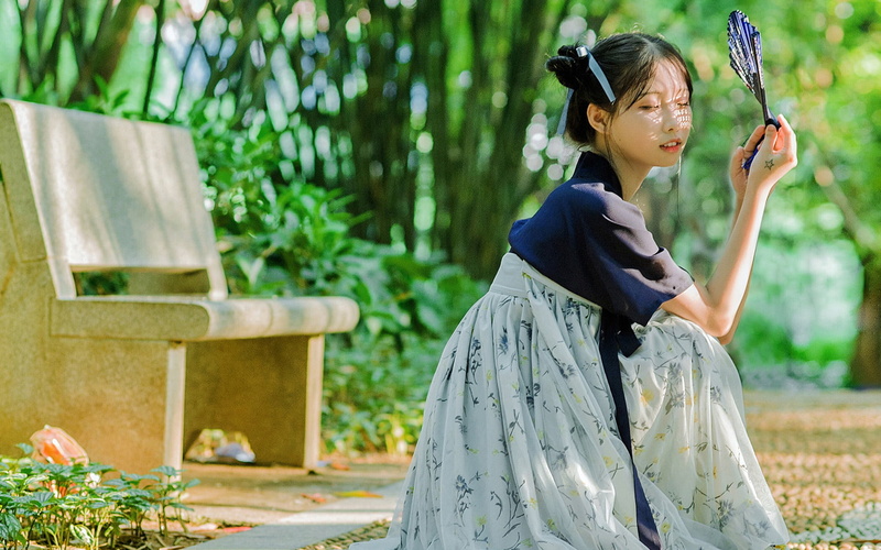 hairstyle, casual clothing, real people, day, plant, women, tree, looking away, lifestyles, nature, contemplation, three quarter length, one person, hanfu
