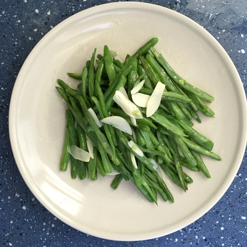 table, green bean, high angle view, 2K, plate, catering, pigment, green color, wellbeing, bean, food, ready-to-eat, garlic, still life, sauted french beans
