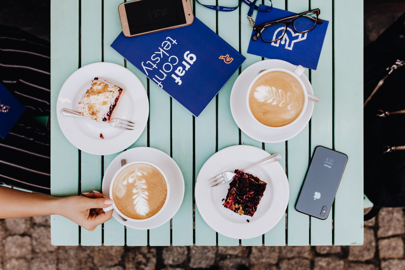 drink, cake, food and drink, eating, grafconf, lunch, one person, freshness, human hand, food, cafe, retaurant, time, coffee cup, coffee, mug, holding