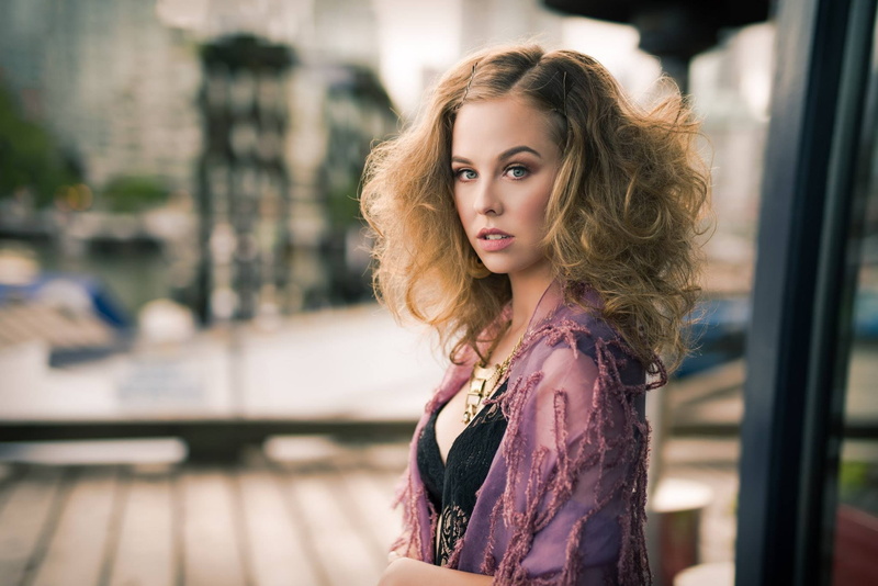 urban, beauty, beautiful woman, young adult, women outdoors, young women, looking at camera, focus on foreground, lifestyles, teenager, portrait, contemplation
