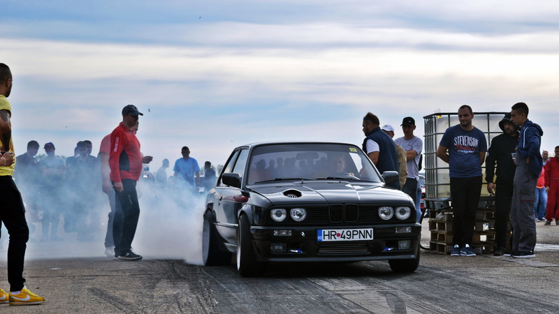 casual clothing, adult, sky, spectator, Drag Racing Romania, Romania, BMW, real people, transportation, race cars, motor vehicle, Burnout, group of people