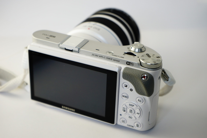 digital camera, white, studio shot, monitor, wireless technology, photograph, Display, Monitor, zoom, elegant, old, equipment, still life, dial, 5K, functions