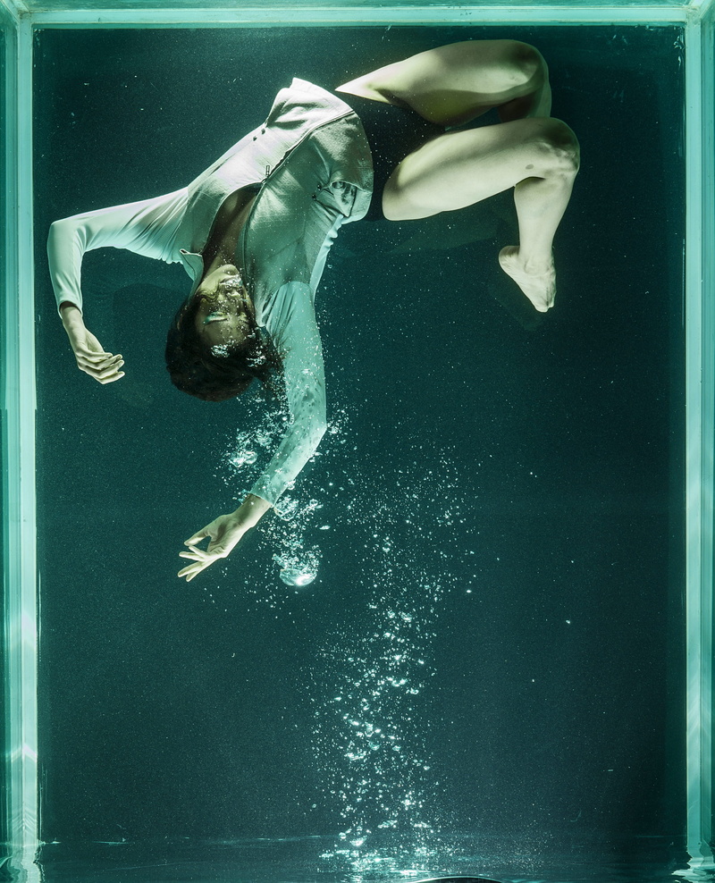 clear, lifestyles, human, swimming pool, people, live, sea, one person, young girl, 2K, aquarium, legs, glass, photography, life, girl, beauty, dom, water