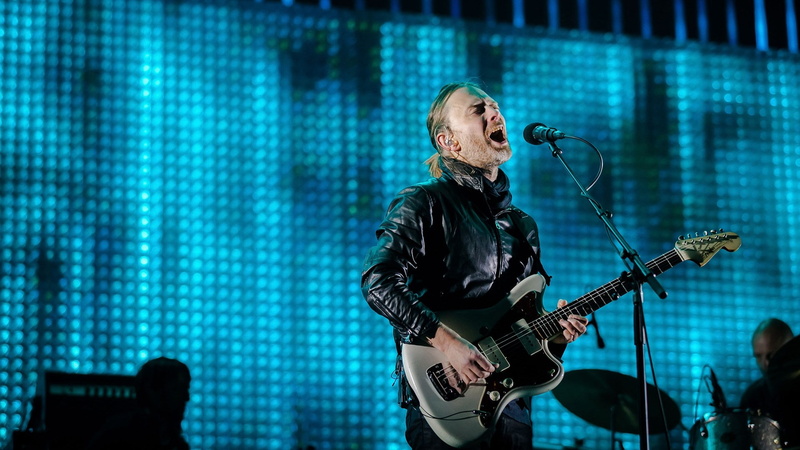 string instrument, arts culture and entertainment, microphone, playing, musical instrument, singer, radiohead, rock musician, popular music concert, stage