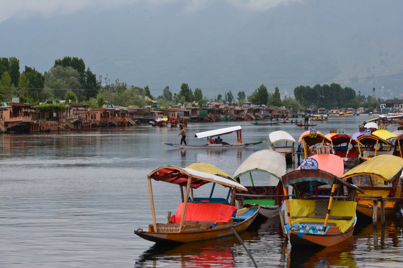 srinagar, 5K, moored, water, waterfront, architecture, travel, outdoors, sky, river, built structure, day, boats, houseboats, mode of transportation, tree