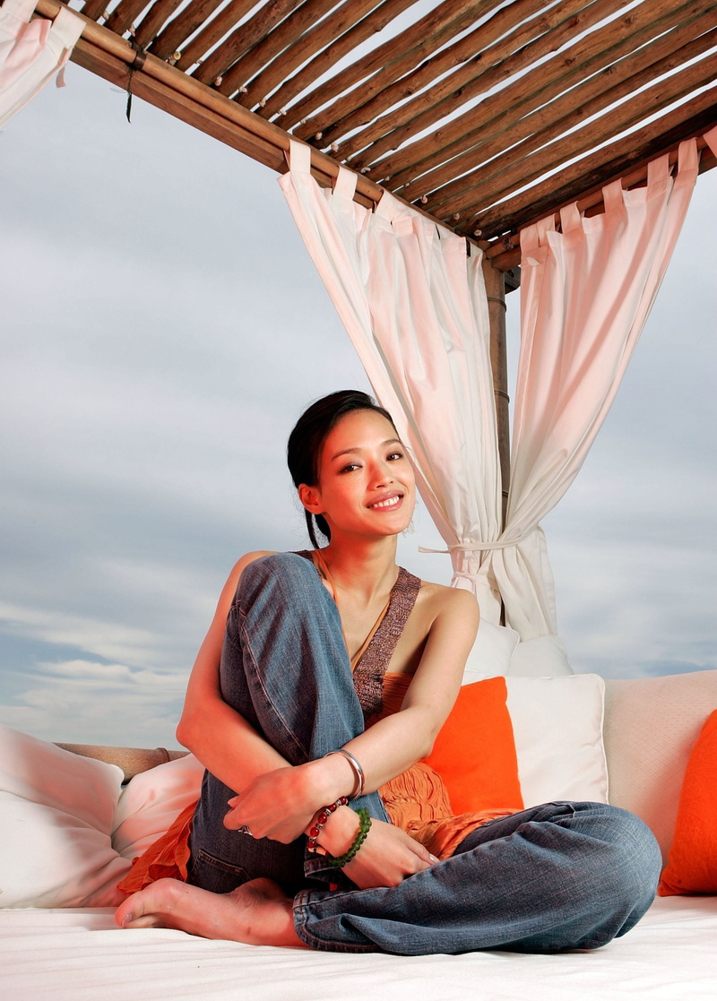 women, young women, adult, one person, 2K, water, outdoors, three quarter length, lifestyles, contemplation, full length, young adult, relaxation, sitting
