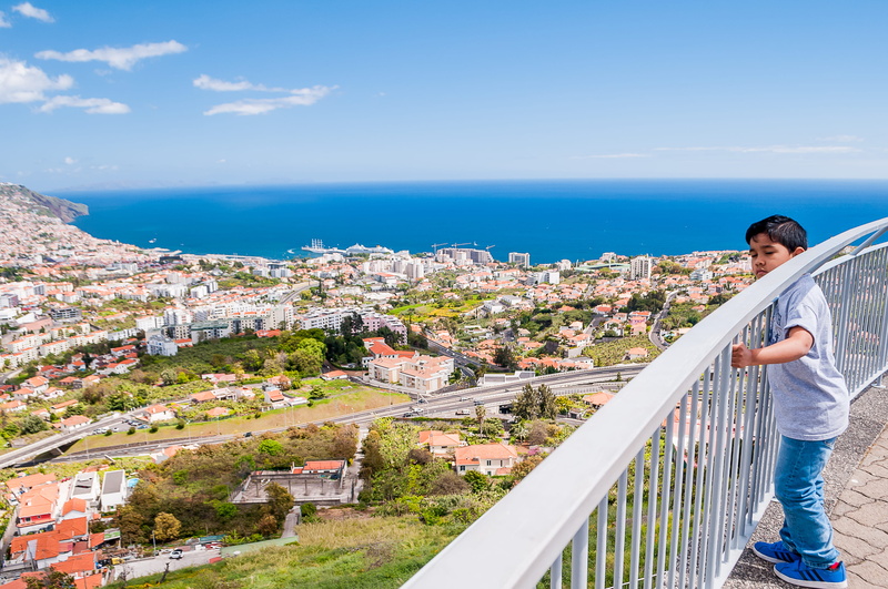 air, 2K, casual clothing, bulding, building exterior, full length, cityscape, real people, holiday, luxy, looking at view, child, pico de barcelos, horizon over water