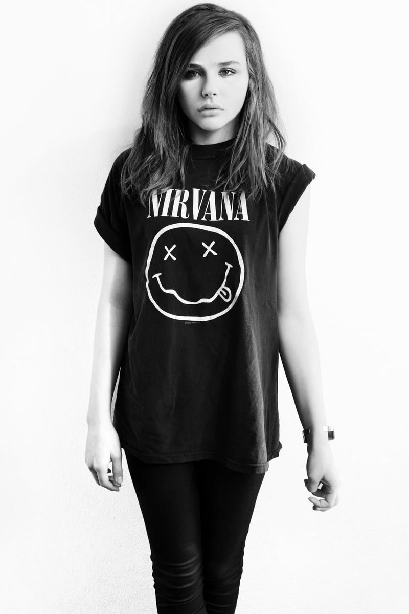 studio shot, women, child, shirt, beautiful woman, 1080P, females, Nirvana, beauty, indoors, woman, black, standing, young adult, hair, looking at camera