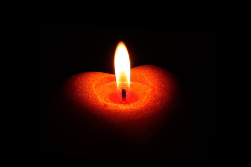 heiss, darkroom, warm, copy space, glowing, dark, light, luminosity, domestic room, heat - temperature, wax candle, burn, 4K, heart, indoors, black background