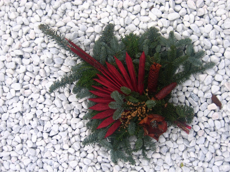 2K, flower head, stone, bouquets, subjects, grave, no people, fragility, day, stones, high angle view, flowering plant, green color, freshness, growth