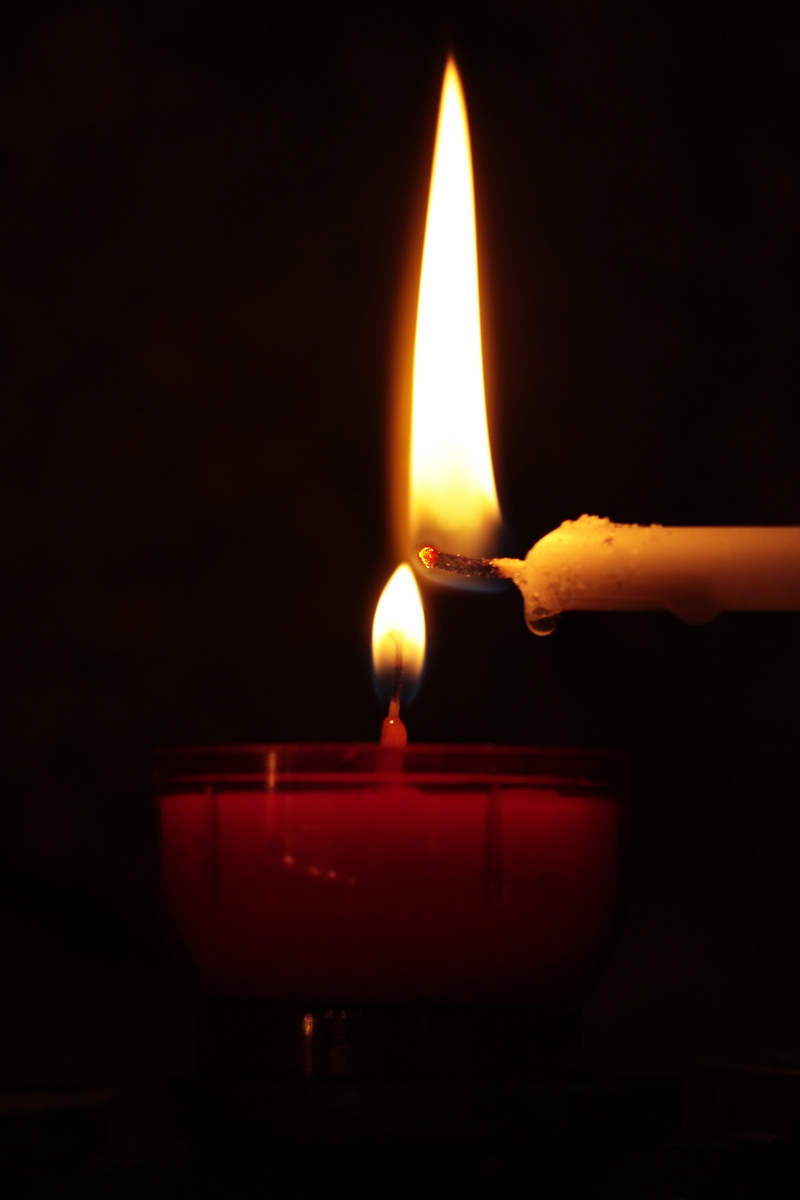 finger, photo, atmosphere, candle, memorial candle, burn, reflection, 5K, glowing, indoors, candle light, candlelight, christianity, illuminated, human finger