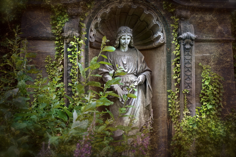 tree, spooky, farewell, solid, commemorate, no people, male likeness, religious, human representation, tomb, 5K, sculpture, memorial, prayer, tomb figure