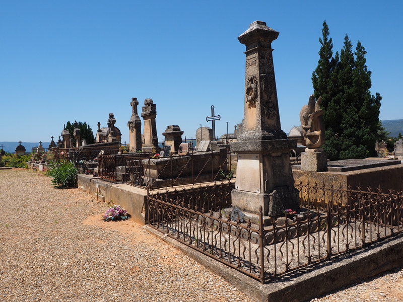burial ground, sky, grave stones, cemetery, funeral place, loneliness, ancient civilization, memory, die, sculpture, deceased, outdoors, tombstone, christianity