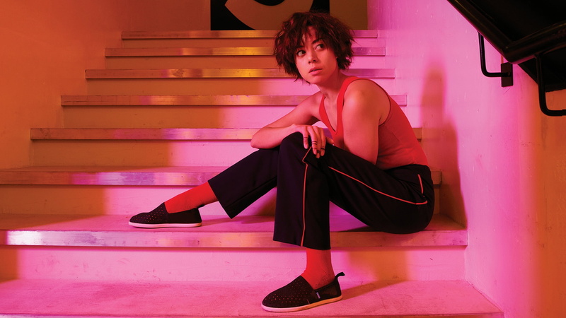 fashion, purple, shoe, sitting, women, young adult, high heels, Aubrey Plaza, Legion, beautiful woman, young women, hairstyle, steps and staircases, nightlife
