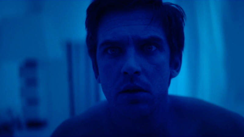 violence, Dan Stevens, fear, close-up, contemplation, warning sign, social issues, focus on foreground, ominous, adult, Legion FX, sign, blue, crime, 1080P