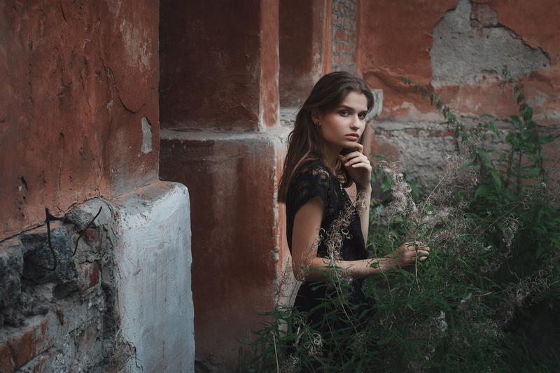 wall, reverie, 1080P, look, Jeanne, girl, black, conflagration, young, the building, russian, dress, house, mood, pretty, Ivan Kopchenov, shabby, Jeanne Khudyakov
