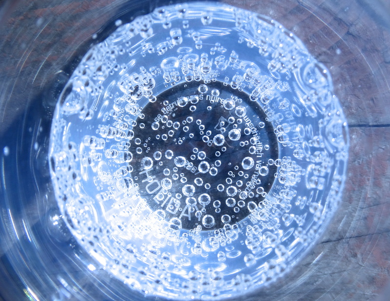 close-up, transparent, purity, blue, air bubbles, shape, drop, bubble, 4K, backgrounds, drinking water, trinkbecher, geometric shape, shiny, technology
