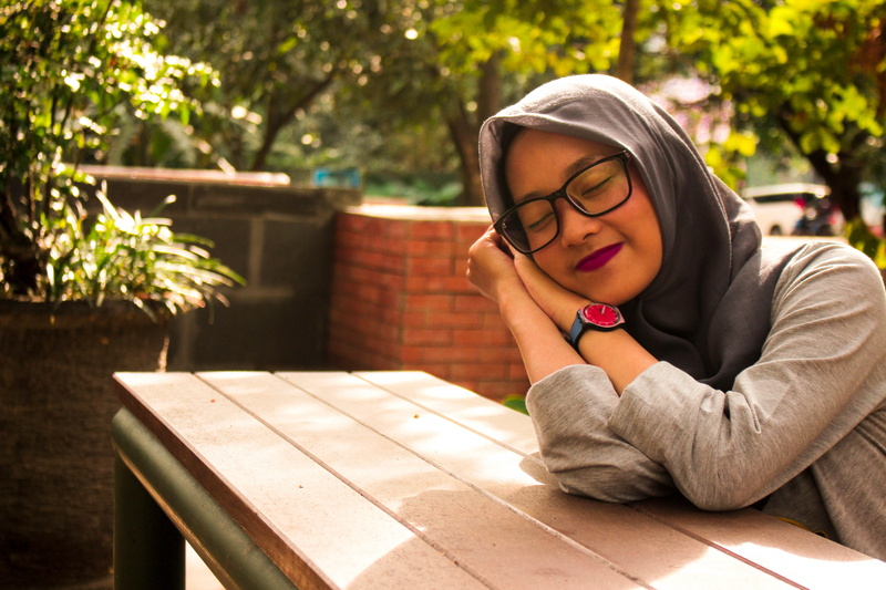 young adult, young women, casual clothing, hairstyle, gembira, lifestyles, bandung, sunlight, glasses, day, hijab, focus on foreground, sun, ceria, front view