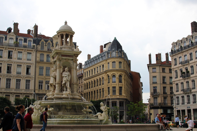 tourism, fountain city, fountain, historic old town, marketplace, incidental people, facade, city life, large group of people, Old Town, downtown, statue