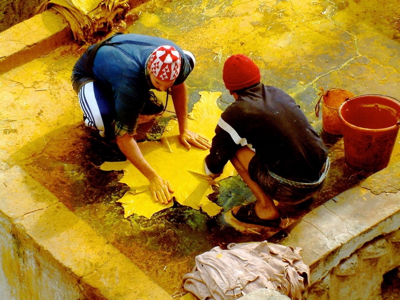bending, full length, day, outdoors, women, Morocco, togetherness, adult, Tannery, smelly, occupation, two people, moroccan, Colorful, real people, leather