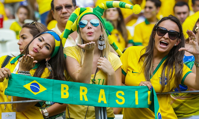 women, Sending Kiss, women with shades, Brasil, 2K, Football Fans, blowing kiss, Brasil Girls, Brazilian, Brazil, blowing kisses