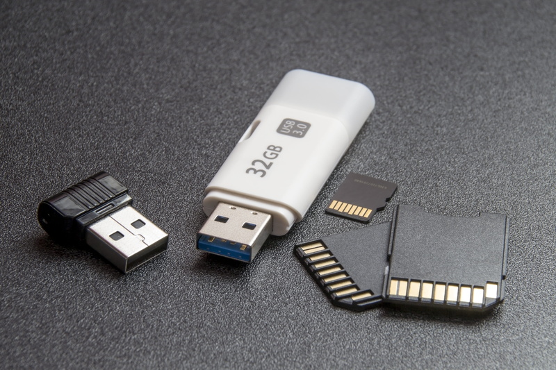 high technologies, toshiba, flash, table, computer part, gb, equipment, computer, modern media, photographers equipment, no people, pendrive, computers