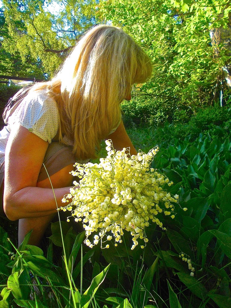 outdoors, real people, smith ant forest, flower pickers, one Person, blond hair, young Adult, day, people, forest glade, 2K, women, lilies of the valley
