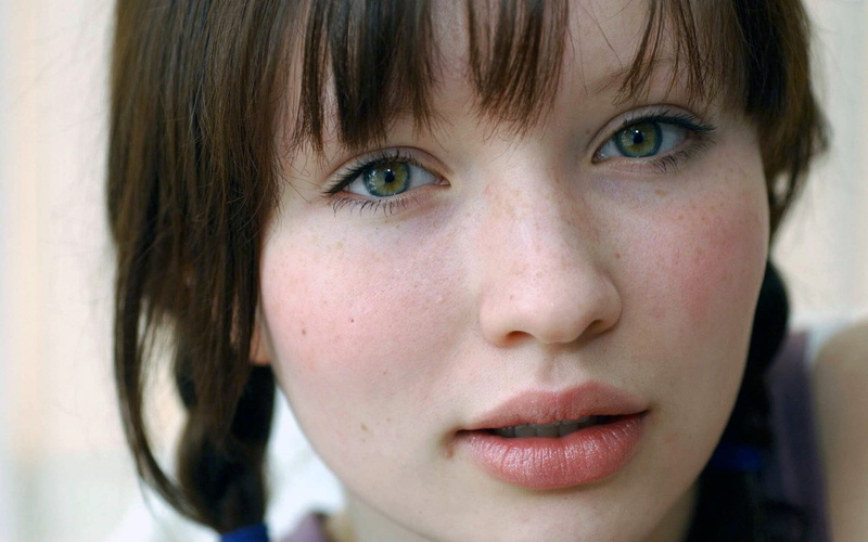 males, females, 1080P, bangs, Emily Browning, clean skin, freckle, contemplation, child, pre-adolescent child, brunette, offspring, portrait, one person