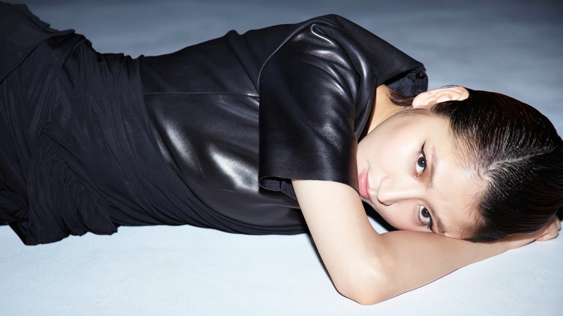 innocence, one person, brunette, looking, lifestyles, real people, casual clothing, headshot, black clothing, looking at viewer, side view, women, males