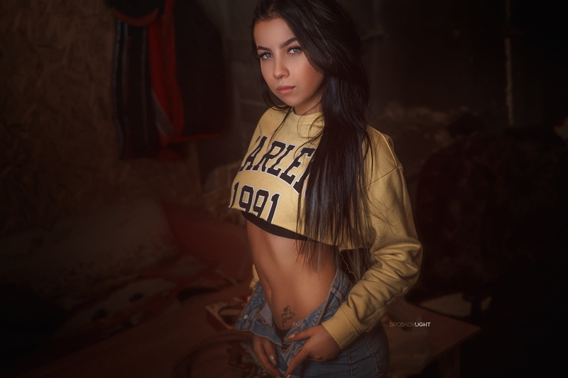 portrait, tattoo, dark hair, belly, painted nails, bokeh, women indoors, looking at viewer, crop top, standing, jean shorts, Angelina Sorokina, indoors