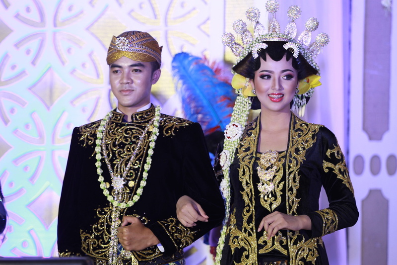two people, marriage, wedding, fashion, headwear, clothing, woman, 2K, standing, headdress, adult, women, asia, married, traditional clothing, yogyakarta separated by comma
