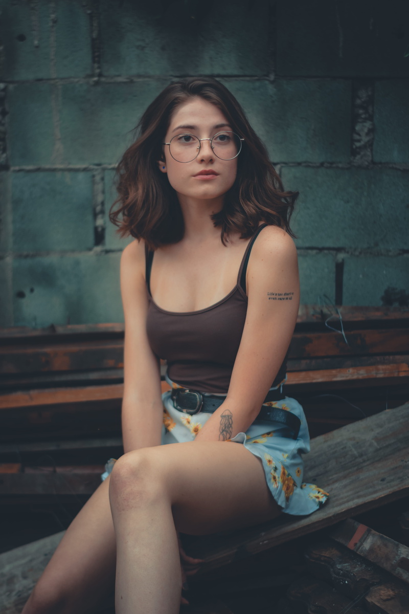 front view, lifestyles, young adult, person, young women, beautiful woman, adult, three quarter length, sitting, fashion, long hair, 5K, wood, slab, beauty