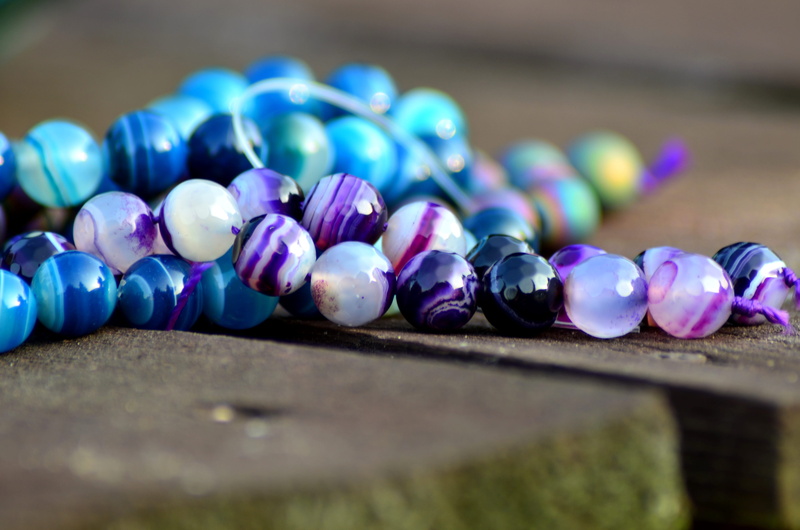 style, color, jewelry, sphere, precious gem, indoors, way, large group of objects, agate, white, string, material, close-up, beaded, quartz, table, perla