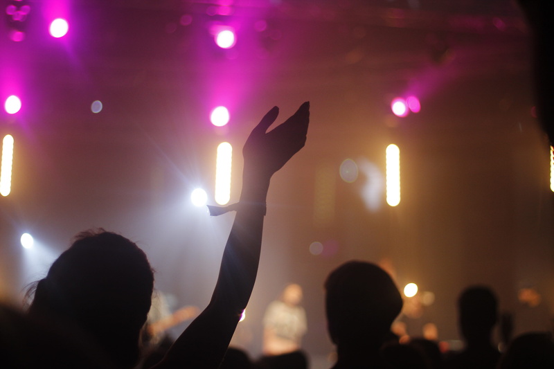 audience, worship, 5K, human arm, nightlife, lighting equipment, music festival, illuminated, lens flare, god, real people, hands, performance, light
